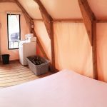 Intérieur du prêt-à-camper/glamping nommé tente boréale T6 disponible à la location au Camping du Domaine Lausanne, 3 saisons