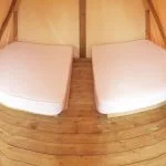 Intérieur du prêt-à-camper/glamping nommé tente boréale disponible à la location au Camping du Domaine Lausanne, 3 saisons
