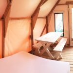 Intérieur du prêt-à-camper/glamping nommé tente boréale disponible à la location au Camping du Domaine Lausanne, 3 saisons